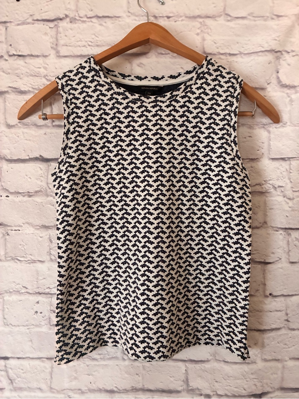 Banana Republic Sleeveless Houndstooth Knit Top - Black & White XS